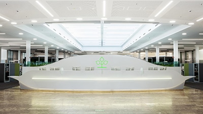 Uno scenografico reception desk in HIMACS per gli uffici AOK di Norimberga