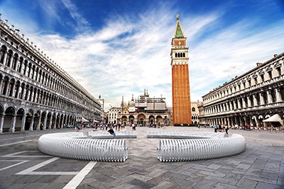La seduta CURVE Outdoor in HI-MACS®, ora anche per spazi pubblici