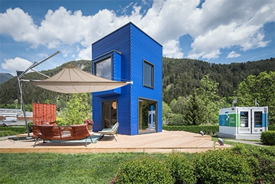 La blu HouseBoat, firmata da Lucio Micheletti per Rubner Haus, in val Pusteria